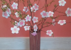 Wiosenne gałązki z biało- różowymi kwiatami w wazonie